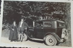 Altenmarkt-a.d.-Alz-Mitte-der-1930er-Jahre-Holzschuhfabrikant-Johann-Namberger-mit-Sophie-Bedienstete-der-damaligen-Seilerei-OpelP4