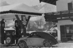 Aschau-im-Chiemgau-Tankstele-Georg-Blenk-auf-Foto-1938-mit-Steyr-Baby