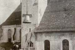 Aschau-im-Chiemgau-am-24.-September-1920-erhaelt-der-2.-Glockenturm-der-Pfarrkirche-eine-92-Zentner-schwere-Glocke