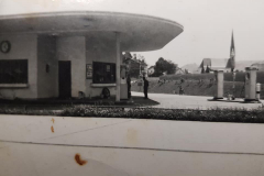 1_Siegsdorf-mit-frisch-gebauter-Autobahn-und-Autobahntankstelle-ca.1937