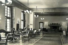 Bernau-Rasthaus-am-Chiemsee-hotel-Halle-mit-Kamin-2