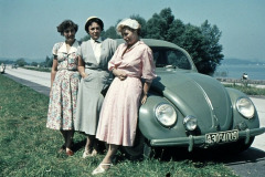 Ob-die-wohl-eine-Panne-haben-oder-nur-Posen.-VW-Kaefer-am-Chiemsee-ca.-1948