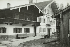 Bergen-1938-Es-war-die-Baeckerei-Georg-Langwieder.-Heute-ist-es-die-Baeckerei-Hamberger-in-der-Bahnhofstrasse