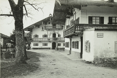 Bergen-1938-zwei-Bauernhoefe-Hakenhoefe-Wagnerhof-links-Lichtmannegger-rechts