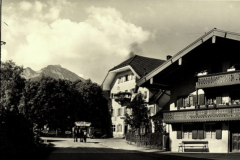 Bergen-Dorfplatz-im-Juni-1945