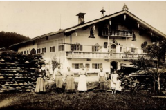 Bergen-Familie-vor-ihrem-Haus-Wagnerhof-evtl.-um-1900