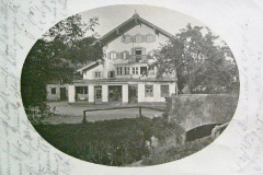 Bergen-Wohnhaus-mit-Vorbau-Geschaeft-Fam.-Apfel-Bruecke-ca.-1913