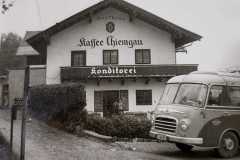 Bernau-Kaffee-Gasthaus-Konditorei-Chiemgau-mit-Autobus-Setra-vom-Juni-1956