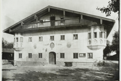 Bernau-am-Chiemsee-Strassers-Gasthaus-Werbeschild-Radfahrer-Reisebuereau-Gasthof-vor-1935