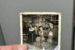 Foto-vom-ersten-Laden-der-Baeckerei-Schneider-Foto-von-1950-ganz-links-der-Herr-ist-der-Herr-Schneider-der-die-Baeckerei-eroeffnet-hat-mit-seiner-Belegschaft-ausm-Laden