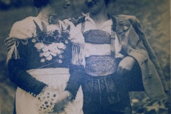 Heutau-Viktoria-Angerer-geb.-Hunklinger-aus-Frauenstaett-beim-Leitenbauern-kostuemiert