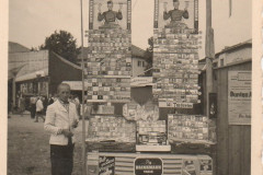 Traunstein-Zeitung-Roberts-Aufbauten-fuer-das-Volksfest-aus-der-Zeit-von-1948-1952-200-Zigarettensorten-b