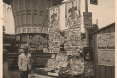 Traunstein-Zeitung-Roberts-Aufbauten-fuer-das-Volksfest-aus-der-Zeit-von-1948-1952-200-Zigarettensorten