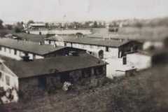 Chieming-Flak-Baracken-1945-heute-Parkplatz-1-gegenueber-des-Kiosk-Sonnendeck
