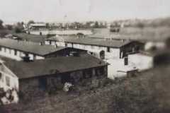 Chieming-Flak-Baracken-1945-heute-Parkplatz-1-gegenueber-des-Kiosk-Sonnendeck