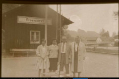 Eisenaerzt-Wartende-am-Bahnhof-2