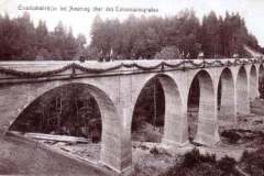 Amerang-Eisenbahnbruecke-bei-Amerang-ueber-den-Totenmannsgraben.-Geschmueckt-zur-Einweihung-der-Bahnstrecke-Endorf-Obing-im-Jahr-1908