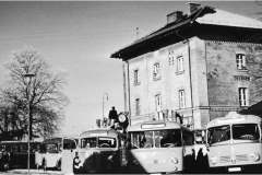 Bahnhof-Uebersee.-Busse-fuer-Skifahrer-und-Touris-ins-Achental.-1960
