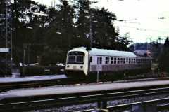 Blick-aus-dem-offenen-Zugfenster-im-Traunsteiner-Bahnhof.-17.03.1983