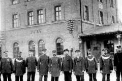 Der-Priener-Bahnhof-mit-dem-Personal-im-Jahr-1902