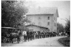 Prien-Bahnhof-1886.-Vor-der-Chiemseebahn-gab-es-Pferdegespanne-fuer-die-Gaeste