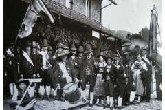 Ruhpolding-Bahnhof-1925-Historische-Gruppe-der-Rauschbergler-Zell