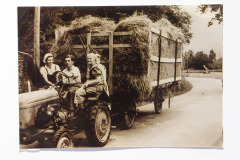 Mit-dem-neuen-Bulldog-mit-gut-aufgelegter-Besatzung-um-1960