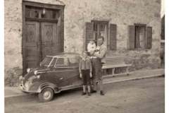 Frasdorf-1955.-Familie-Tag-vorm-Sonntagsausflug-mit-dem-Kabinenroller