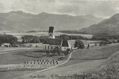 Frasdorf-Kirche-St.-Florian-im-Chiemgau-mit-Brunnenkapelle-rechts