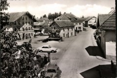 Fridolfing-Dorfplatz-ohne-Datum.-Den-Autos-nach-in-den-60ern