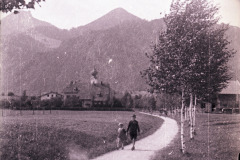 1937-am-Birkenweg-mit-Blick-zur-Schule-und-der-Kirche