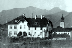 Grassau-Arzthaus-und-Kirche-1918