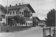 Grassau-Gasthof-zur-Post-mit-Steffl-Anwesen-rechts-daneben