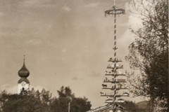 Grassau-mit-Maibaum-und-Kindern