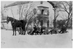 Grassau-vorm-Fellner-Haus-sog.-Tailling-Schlittenziehen-1930