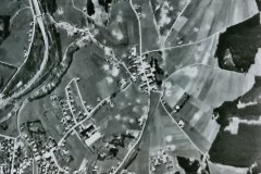 Traunstein-Haslach-US-Bomber-nach-Luftschlag-am-11.-Nov.-1944-auf-Salzburg-werfen-ihre-restliche-Ladung-ab
