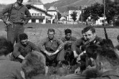 1-LT-Radewagen-informiert-seinen-Zug-in-Inzell.-Juni-1945