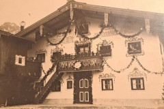 Beim-Nanzen-a-da-Inz´l-1927.-Sche-heagricht-wega-da-Primiz-vom-Johannes-Hoeck.-Dea-war-dan-spada-Abt-vom-Kloster-Ettal