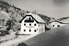 Beim-Wienerschmied-a-da-Inzl-in-de-60er-Johr.-Im-Hintergrund-Gasthaus-Fantenberg