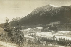 Blick-vom-Teisenberg-zum-Hochstaufen-Zwiesel-und-Gamsknogel.-In-der-Mitte-Schneewinkel-rechts-St.-Nikolaus.-Leider-ohne-Jahresangabe