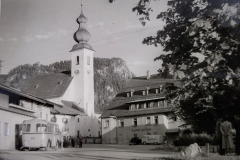 Inzell-Gasthof-zur-Post-und-Kirche-mit-Reisegruppe-vom-Juni-1956