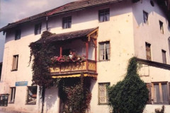 S´oide-Knott-Haus-a-da-Inzl-undahoib-da-Kirch-a-de-60er-Johr.-Baut-1870.-Ogrissen-1972.-Aufn-Balkon-de-Knott-Betty