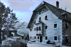 SHofmarkrichterhaus-a-da-Inzl-Ende-da-50er-Johr.-Auf-da-Bank-da-oide-Heiss-Sepp