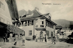 Marquartstein-Strassenansicht-vom-Kgl.-Postamt-mit-Postbediensteten-und-links-Teil-des-Hofwirts-zur-Post.-1900er