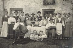 Palling-Familie-stehend-vor-Gebaeude-gel.-1930er-Jahre