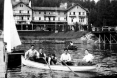 Prien-am-Chiemsee-DP-Jugendliche-bei-einer-Bootstour-vor-dem-Strandhotel