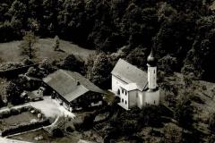 Urschalling-Fliegeraufnahme-Kirche-mit-Messnerhaus-2