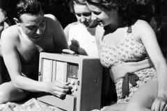 Freibad-in-Reit-im-Winkl-in-den-50ern-erstes-Kofferradio