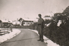 Reit-im-Winkl-an-der-Strasse-nach-Koessen-1945-mit-dem-verwundeten-und-zur-Kur-beorderten-Robert-Jenke