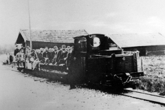 Rottauer-Torfbahn-mit-Arbeitstrupp-JVA